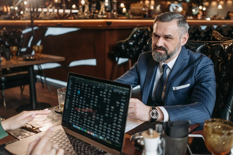 Rozhraní platformy Legal Business Shield s ukázkami kurzů.